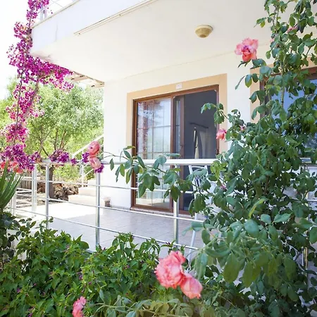 House W Balcony And Garden 1 Min To In Apartamento